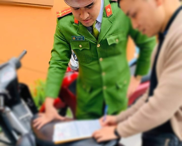 Lực lượng chức năng lập biên bản chủ bãi xe vi phạm quy định. Lực lượng chức năng lập biên bản chủ bãi xe vi phạm quy định.