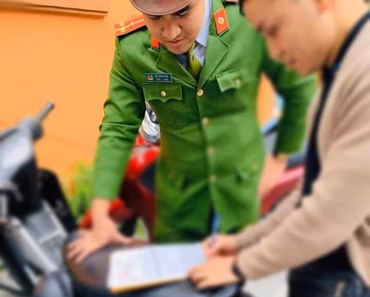 Lực lượng chức năng lập biên bản chủ bãi xe vi phạm quy định.