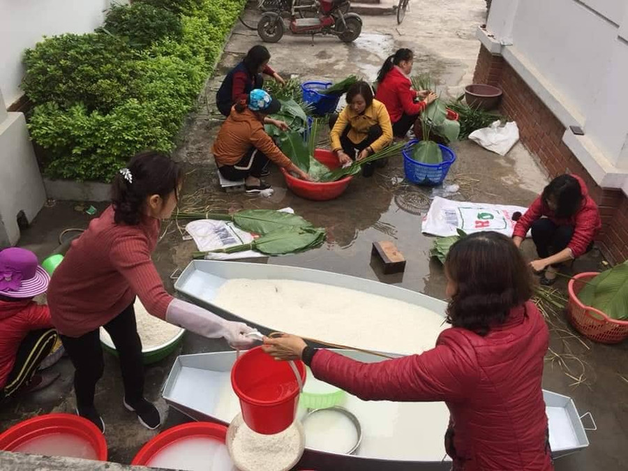 Xã Minh Cường gói gần 700 bánh chưng tặng người nghèo đón Tết.