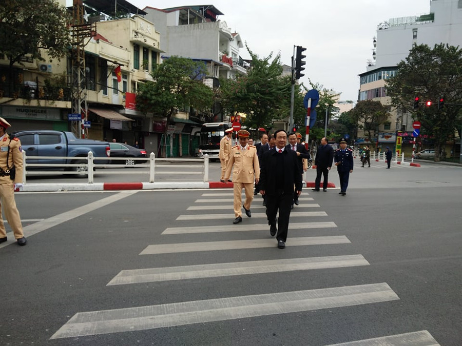 Phó Chủ tịch UBND TP Hà Nội Nguyễn Thế Hùng trực tiếp kiểm tra tại chốt giao thông Hàng Bông - Cửa Nam. Phó Chủ tịch UBND TP Hà Nội Nguyễn Thế Hùng trực tiếp kiểm tra tại chốt giao thông Hàng Bông - Cửa Nam.