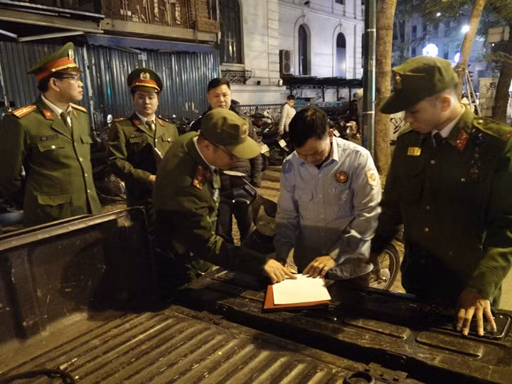 Trước đó, lực lượng chức năng Công an quận Hoàn Kiếm ra quân xử lý nhiều bãi trông xe vi phạm.