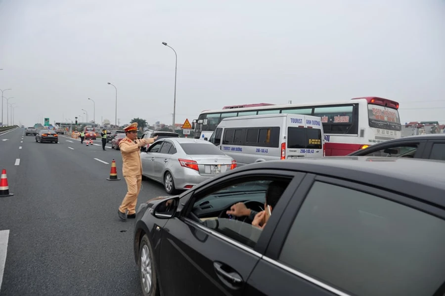 Sau nghỉ Tết người dân ùn ùn trở về Hà Nội, tắc dài trên cao tốc Pháp Vân - Cầu Giẽ