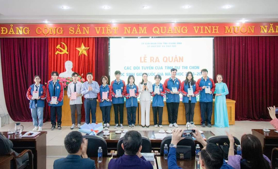 Lãnh đạo Sở GD&ĐT Quảng Ninh trao quà tặng cho các em học sinh tham dự Kỳ thi chọn HSG quốc gia THPT năm học 2023-2024. Lãnh đạo Sở GD&ĐT Quảng Ninh trao quà tặng cho các em học sinh tham dự Kỳ thi chọn HSG quốc gia THPT năm học 2023-2024.