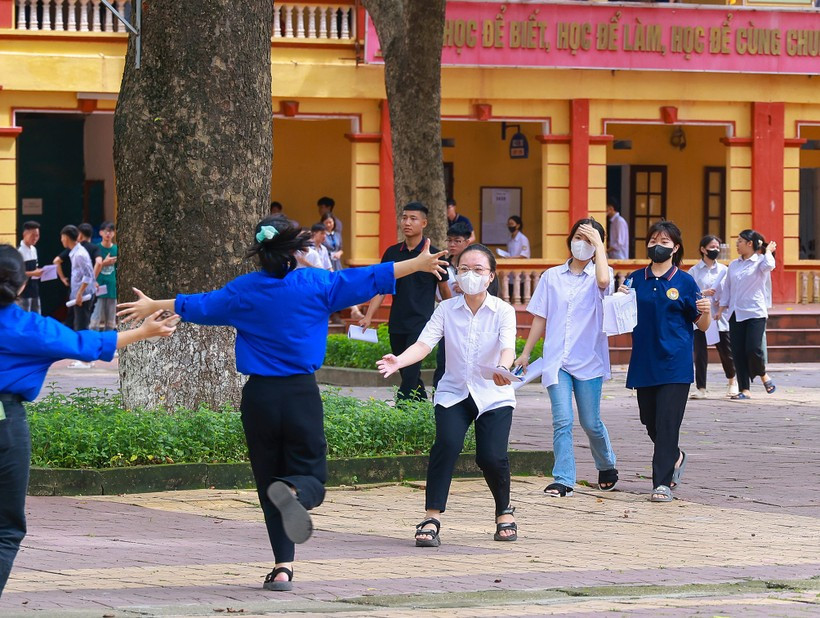 Cái ôm động viên thí sinh sau buổi thi.