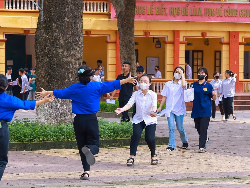 Cái ôm động viên thí sinh sau buổi thi.