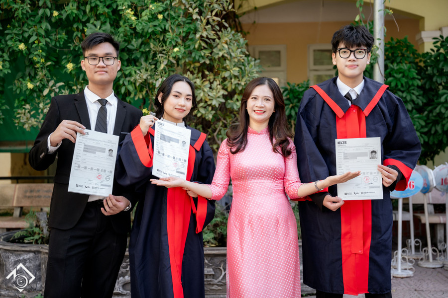 Cô Vũ Thị Chung – giáo viên Trường THPT Cầu Giấy cùng học trò của mình.