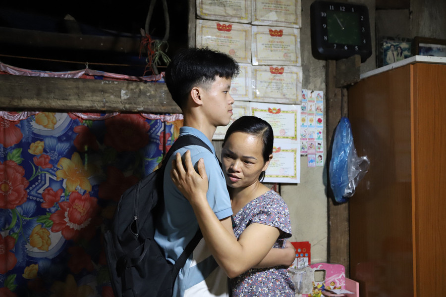 Em Trương Quốc Tuấn - học sinh Trường THCS Tri Lễ chia tay mẹ trước khi cùng cô lên đường đi. Ảnh NC.