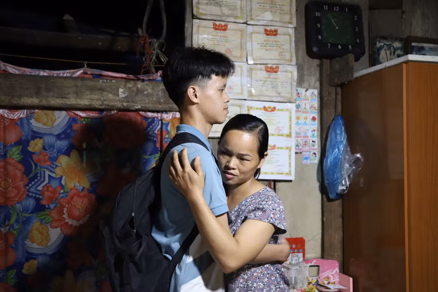 Em Trương Quốc Tuấn - học sinh Trường THCS Tri Lễ chia tay mẹ trước khi cùng cô lên đường đi. Ảnh NC.
