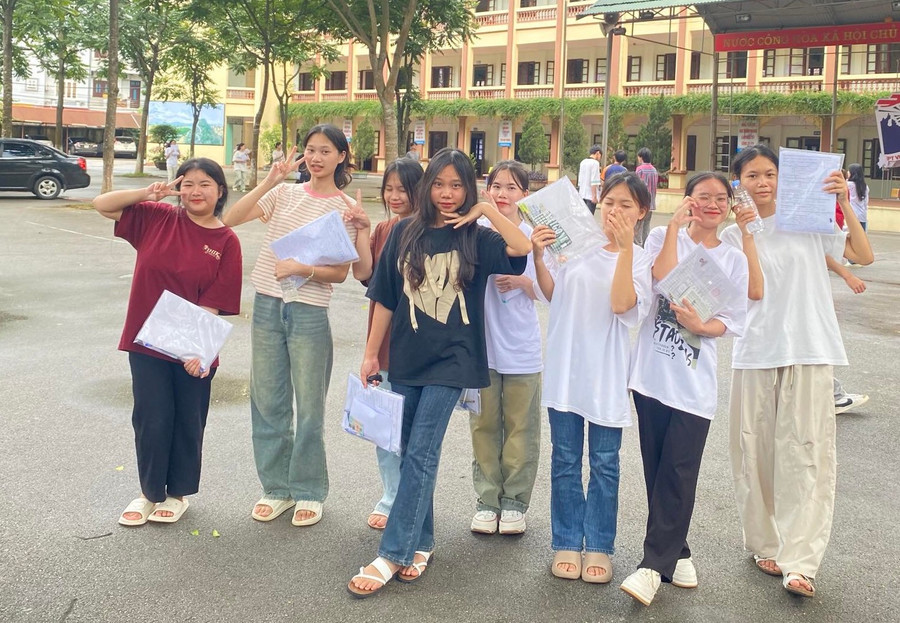 Thí sinh ở điểm thi Trường THPT Việt Bắc hứng khởi bước vào ngày thi thứ 2. Thí sinh ở điểm thi Trường THPT Việt Bắc hứng khởi bước vào ngày thi thứ 2.