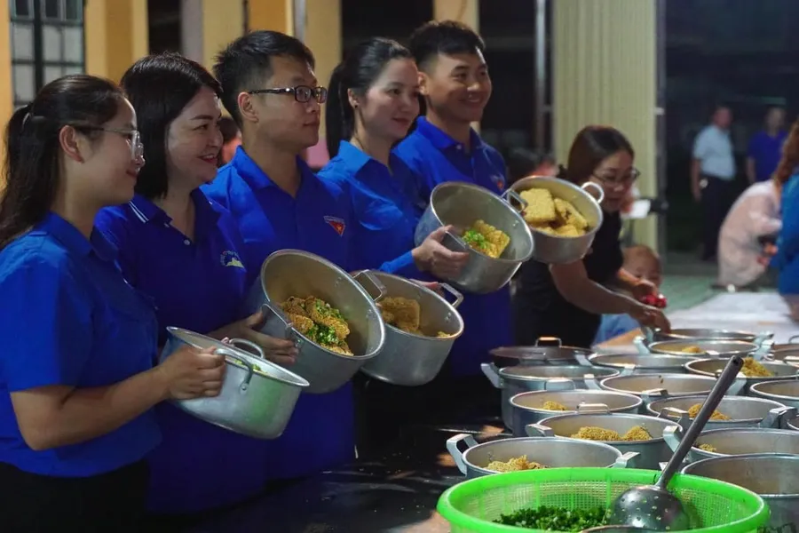 Nhiều thầy cô trong Trường THPT số 1 Bắc Hà (huyện Bắc Hà, tỉnh Lào Cai) đã tình nguyện tham gia nấu bữa ăn đêm cho trò. Ảnh NT.
