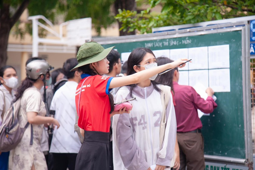 Đội ngũ tình nguyện viên hướng dẫn tận tình cho thí sinh di chuyển về phòng thi tại điểm thi Trường THPT Hoàng Hoa Thám (quận Sơn Trà, TP Đà Nẵng). Tất cả đều dành những sự quan tâm, hỗ trợ tối đa cho thí sinh để các em an tâm tham dự kỳ thi. Đội ngũ tình nguyện viên hướng dẫn tận tình cho thí sinh di chuyển về phòng thi tại điểm thi Trường THPT Hoàng Hoa Thám (quận Sơn Trà, TP Đà Nẵng). Tất cả đều dành những sự quan tâm, hỗ trợ tối đa cho thí sinh để các em an tâm tham dự kỳ thi.