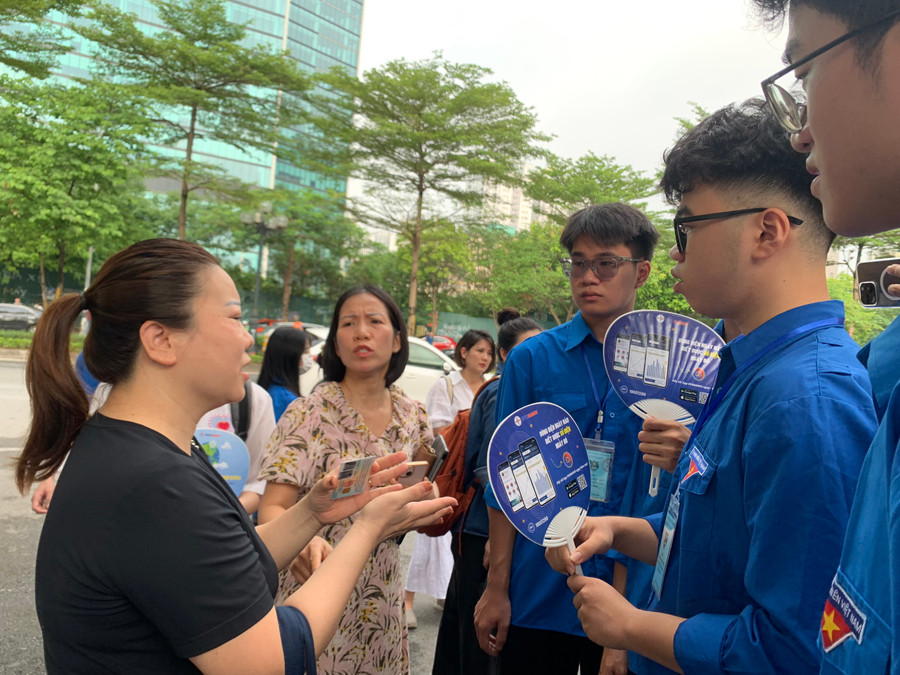 Một huynh lo lắng khi con quên thẻ căn cước công dân đã đã nhờ các tình nguyện viên hỗ trợ.