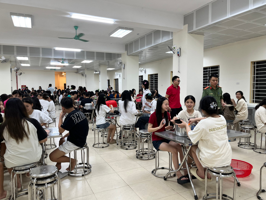 Em Hoàng Thị Hồng Nhung chia sẻ: &quot;Em sống xa nhà đã lâu, những tình cảm thầy cô dành cho chúng em không khác gì là cha mẹ, người thân. Thời gian sống, học tập cùng thầy cô ở trường nội trú, chúng em luôn biết ơn và trân trọng những gì thầy cô đã dành cho chúng em. Kết quả tốt kỳ thi này sẽ là món quà chúng em dành tặng thầy cô&quot;.