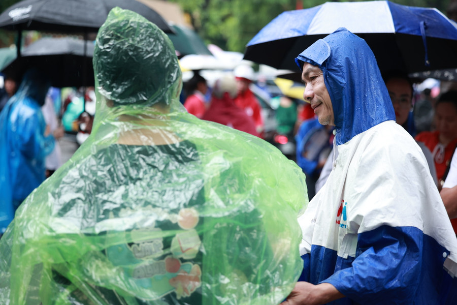 Phụ huynh đội mưa đón con trong buổi thi cuối.