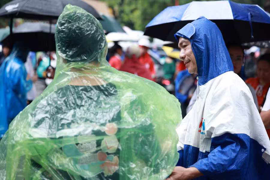 Phụ huynh đội mưa đón con trong buổi thi cuối.