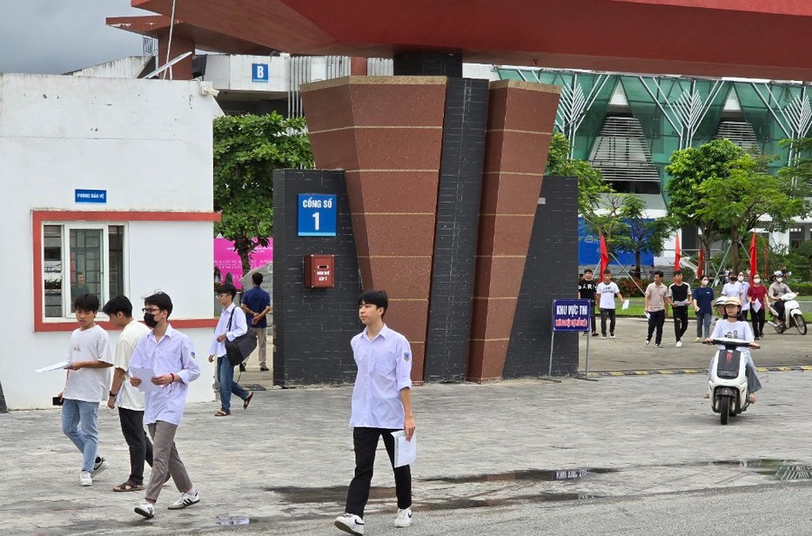 Thí sinh ở Ninh Bình kết thúc buổi làm thủ tục. Thí sinh ở Ninh Bình kết thúc buổi làm thủ tục.