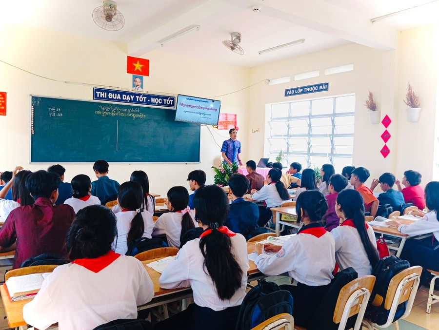 Đối với học sinh bậc tiểu học, THCS tùy theo từng lớp được phân bổ học từ 2-4 tiết/tuần. 