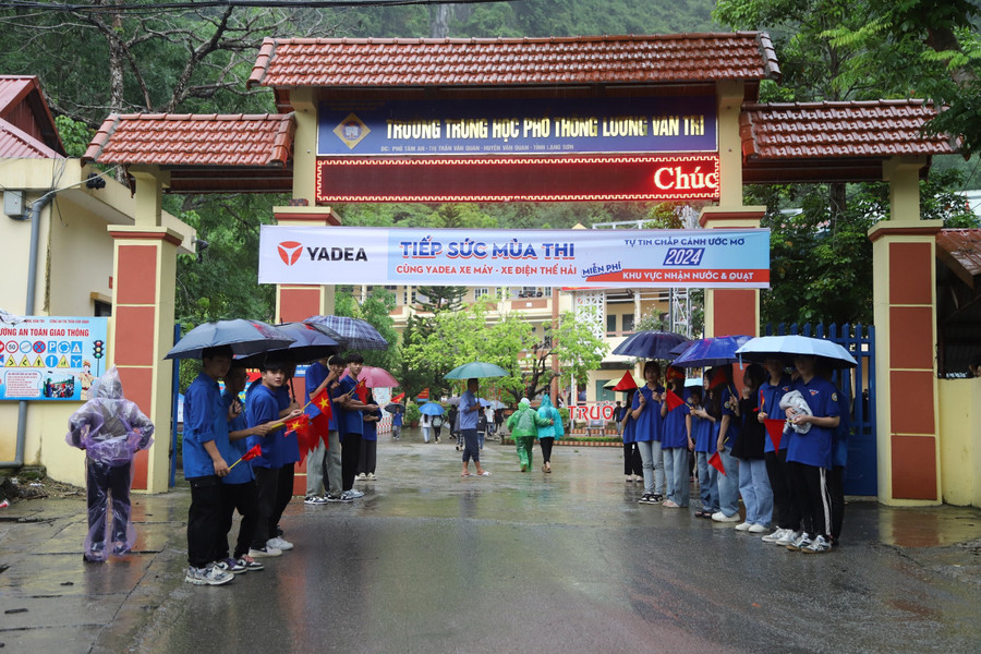 Rất nhiều sinh viên tình nguyện đã có mặt từ sớm ở điểm thi để đón, hỗ trợ thí sinh tham gia kỳ thi. Ảnh NC.