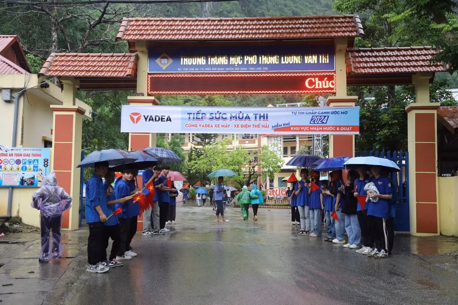 Rất nhiều sinh viên tình nguyện đã có mặt từ sớm ở điểm thi để đón, hỗ trợ thí sinh tham gia kỳ thi. Ảnh NC.