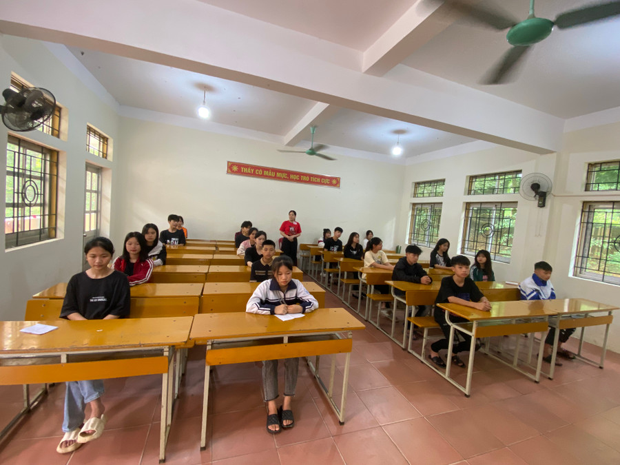 Trong thời gian diễn ra kỳ thi, Lạng Sơn có mưa lớn các trường học đã chủ động đón học sinh đến điểm thi sớm, lo ăn ở cho trò. Ảnh NC.