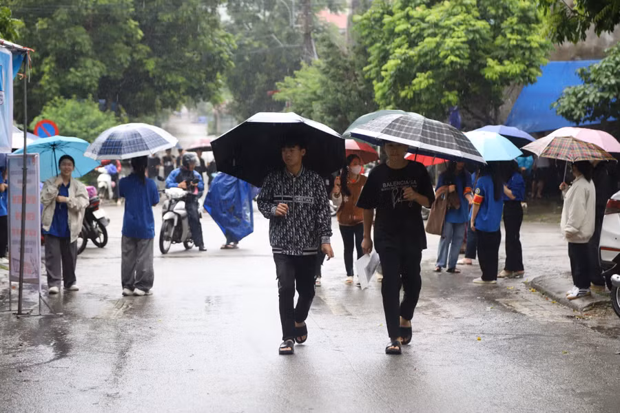 Cô Hoàng Thị Thu Hương - giáo viên Trường Phổ thông DTBT Hoà Bình chia sẻ: "Tôi đảm nhận đưa trò đi đến điểm thi và đón về trong suốt kỳ thi. Mưa lớn khiến cô trò khá vất vả, nhưng tôi luôn động viên học trò vất vả hôm nay là thành công của mai sau. Trong buổi thi đầu tiên, tôi mong rằng các em sẽ làm bài thi tốt để tự tin, bình tĩnh hoàn thành kỳ thi một cách tốt nhất". Ảnh NC.