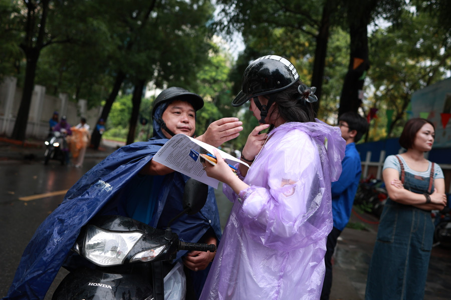 Nhiều phụ huynh ở Hà Nội tranh thủ đưa con đến sớm và tranh thủ động viên con để con thêm tự tin bước vào kỳ thi. Nhiều phụ huynh ở Hà Nội tranh thủ đưa con đến sớm và tranh thủ động viên con để con thêm tự tin bước vào kỳ thi.