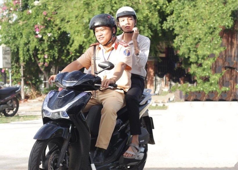 Lực lượng cảnh sát cũng tham gia vào hỗ trợ đưa thí sinh đi thi.