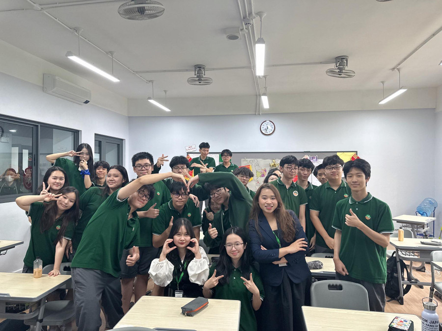 Cô Nguyễn Thị Thư, giáo viên Trường TH - THCS - THPT Ngôi Sao Hà Nội - Hoàng Mai (Hà Nội) cùng học trò. Cô Nguyễn Thị Thư, giáo viên Trường TH - THCS - THPT Ngôi Sao Hà Nội - Hoàng Mai (Hà Nội) cùng học trò.