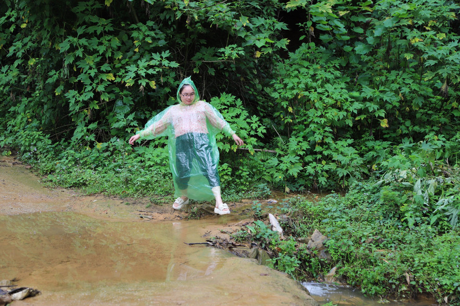 Cô Hoàng Phương Lan – vượt qua nhiều đoạn đường ngập để đón trò. Ảnh NC.