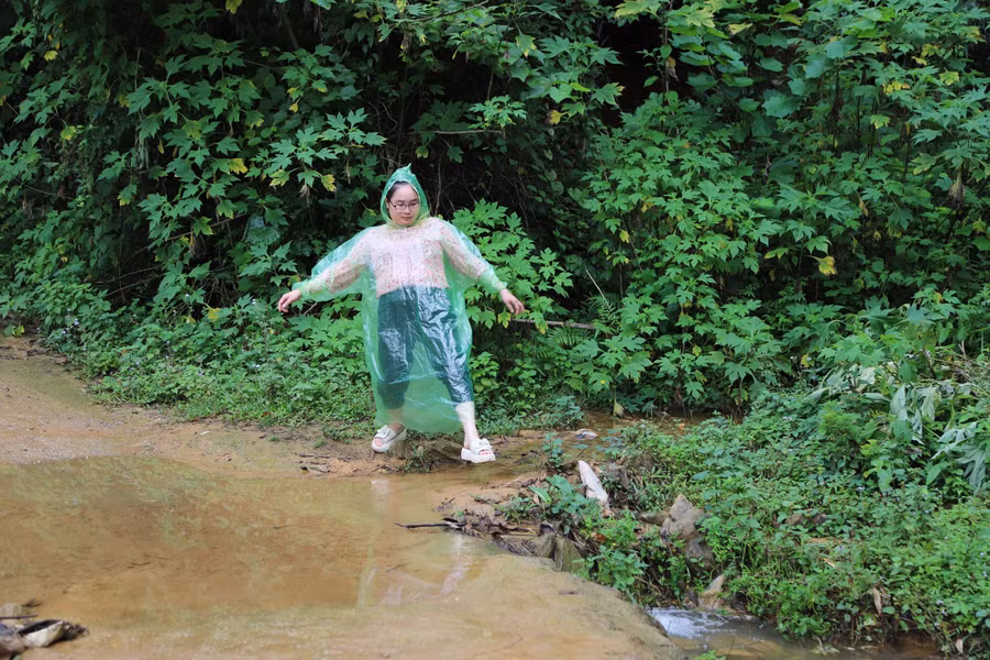 Cô Hoàng Phương Lan – vượt qua nhiều đoạn đường ngập để đón trò. Ảnh NC.