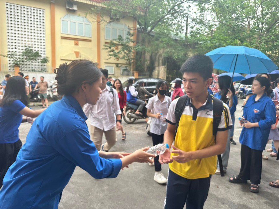 Em Trần hương Ly, sinh viên năm ba, Trường ĐH Y Hà Nội chia sẻ: &quot;Đây là năm đầu tiên em làm tình nguyện viên. Mong rằng, chúng em có thể động viên, hỗ trợ sĩ tử thêm tự tin, giảm áp lực kỳ thi và vững tin hơn khi làm bài&quot;.