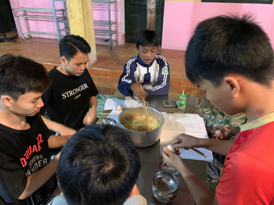 Theo nhiều học sinh chia sẻ, những ngày này các em thực sự rất cảm động, xa nhà học, đi thi nhưng thầy cô vẫn luôn đồng hành và hỗ trợ để an tâm vượt qua kỳ thi.