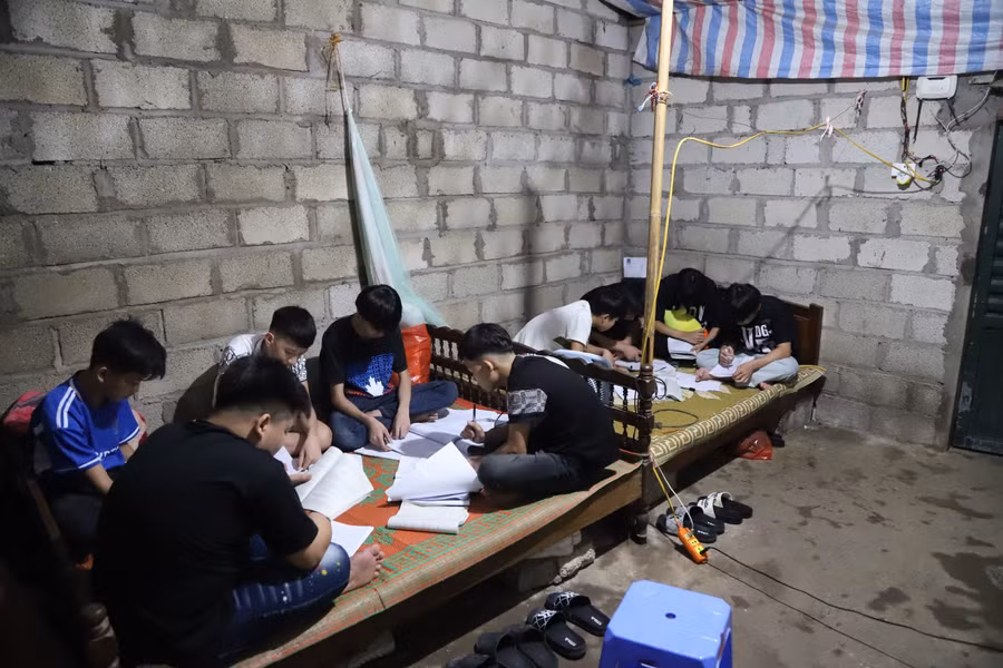 Nhiều thí sinh mặc dù hôm nay thi nhưng tối 5/6 vẫn tranh thủ ôn lại bài. Ảnh NC.