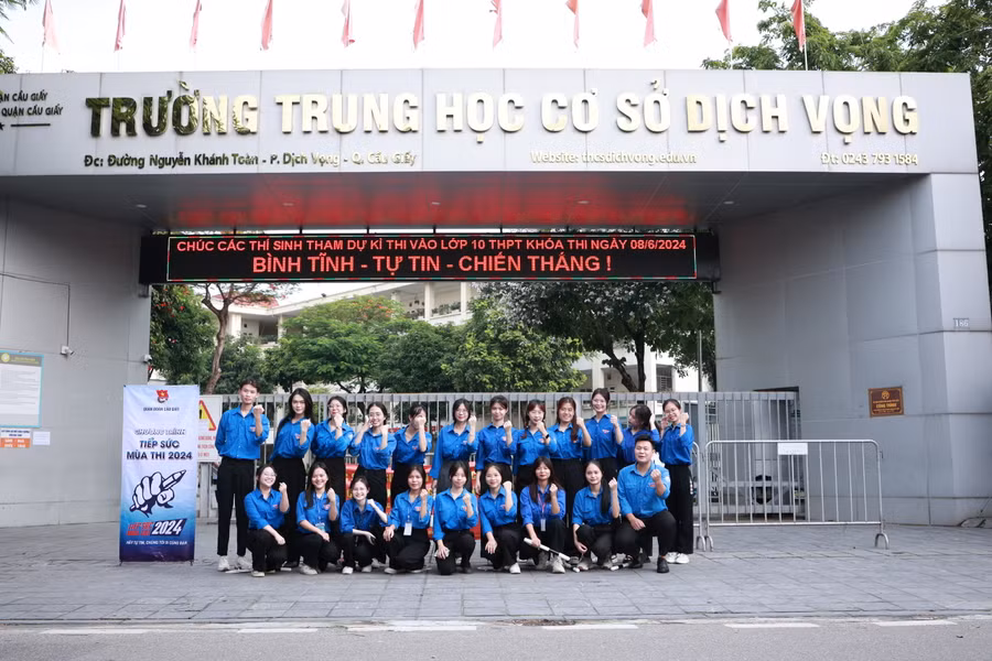 Thanh niên tình nguyện có mặt rất sớm để tại điểm thi Trường THCS Dịch Vọng để tiếp sức mùa thi.