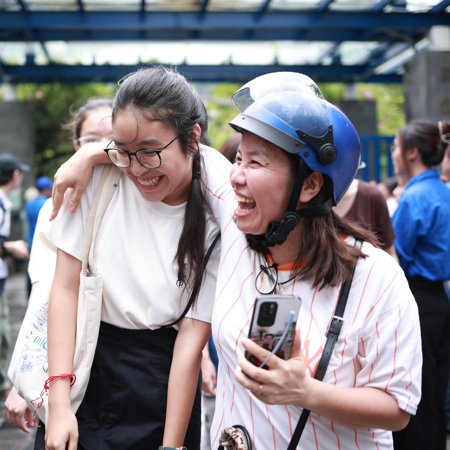 Khuôn mặt tươi cười, phấn khởi của phụ huynh và thí sinh ở Hà Nội sau môn thi đầu tiên. Khuôn mặt tươi cười, phấn khởi của phụ huynh và thí sinh ở Hà Nội sau môn thi đầu tiên.