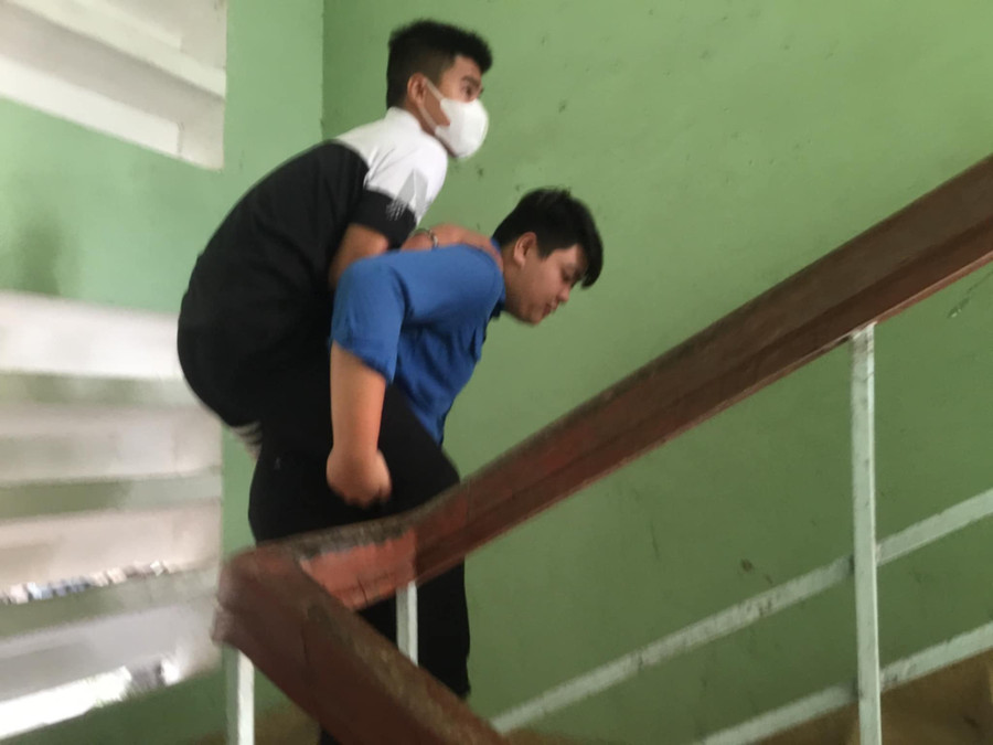 Tình nguyện viên cõng thí sinh Nguyễn Chiến Thắng đến phòng thi ở tầng 2 của điểm thi Trường THPT Nguyễn Hiền (TP Đà Nẵng). Ảnh: Nguyễn Linh, Lao động. Tình nguyện viên cõng thí sinh Nguyễn Chiến Thắng đến phòng thi ở tầng 2 của điểm thi Trường THPT Nguyễn Hiền (TP Đà Nẵng). Ảnh: Nguyễn Linh, Lao động.