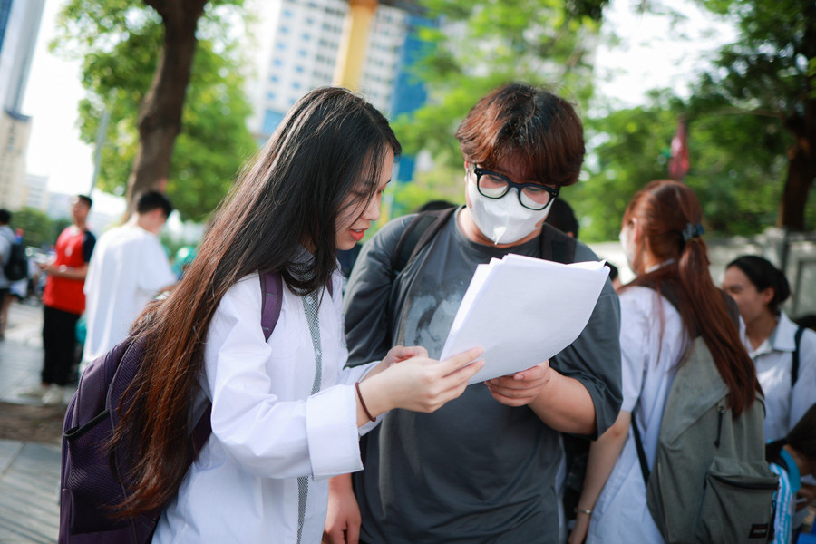 Kết thúc môn thi, nhiều thí sinh ở lại cùng nhau chia sẻ kết quả bài làm của mình. Ảnh HN.