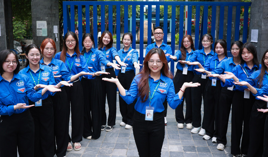 Trong những ngày thi, bất kỳ nơi đâu chúng ta cũng bắt gặp hình ảnh các tình nguyện viên nhiệt huyết, tất cả nhằm tạo tâm lý thoải mái cho sĩ tử trong quá trình tham gia kỳ thi. Ảnh HN.