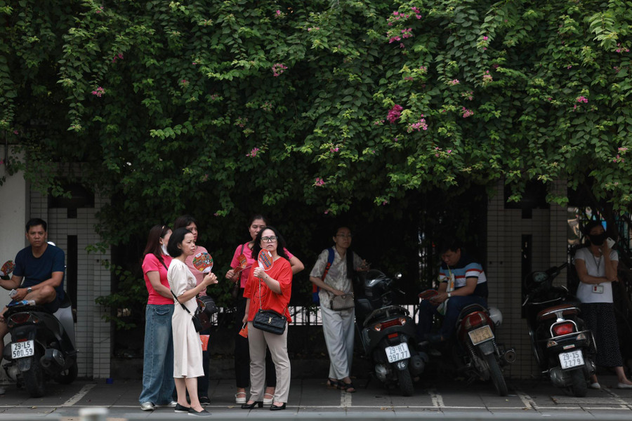 Nhiều phụ huynh mặc dù con đã vào phòng thi những không an tâm và đã ngồi lại ngoài điểm thi chờ con.