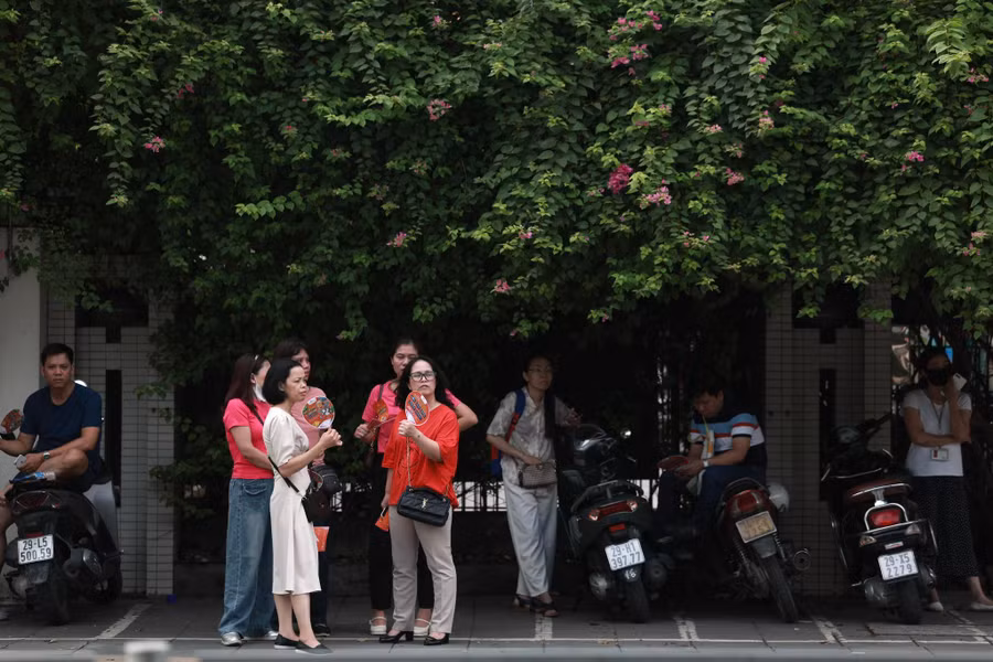 Nhiều phụ huynh mặc dù con đã vào phòng thi những không an tâm và đã ngồi lại ngoài điểm thi chờ con.