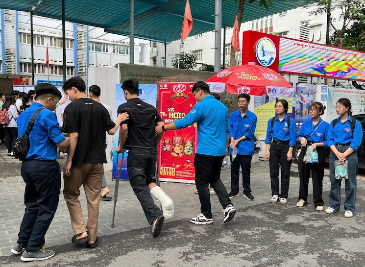 Tại điểm Trường THCS Phan Chu Trinh (quận Ba Đình, Hà Nội), thí sinh gãy chân được tình nguyện viên hỗ trợ tối đa vào phòng thi. Ảnh Lao động. Tại điểm Trường THCS Phan Chu Trinh (quận Ba Đình, Hà Nội), thí sinh gãy chân được tình nguyện viên hỗ trợ tối đa vào phòng thi. Ảnh Lao động.