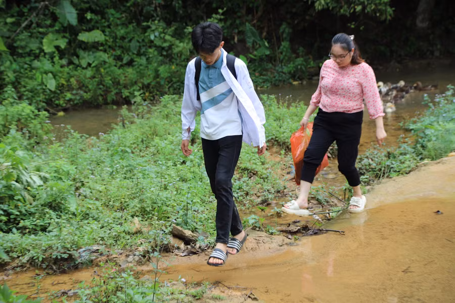 Cô Hoàng Phương Lan – giáo viên Ngữ văn, Trường THCS Tri Lễ đón trò đi thi. Ảnh NC.