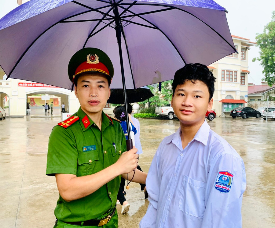 Sáng nay, cơn mưa sáng đã làm dịu đi nóng bức mùa hè, thí sinh ở Ninh Bình đến điểm thi ngay từ cổng trường đã có sự hỗ trợ từ công an để tránh ướt mưa khi đi vào điểm thi. Sáng nay, cơn mưa sáng đã làm dịu đi nóng bức mùa hè, thí sinh ở Ninh Bình đến điểm thi ngay từ cổng trường đã có sự hỗ trợ từ công an để tránh ướt mưa khi đi vào điểm thi.