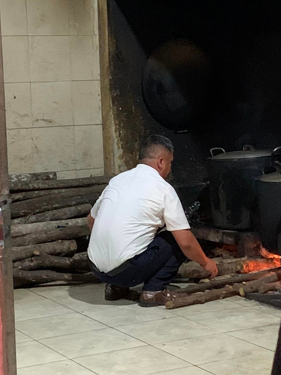 Thầy cô, phụ huynh hay các mạnh thường quân là những đầu bếp chính trong bữa ăn khuya này. Ảnh NT.