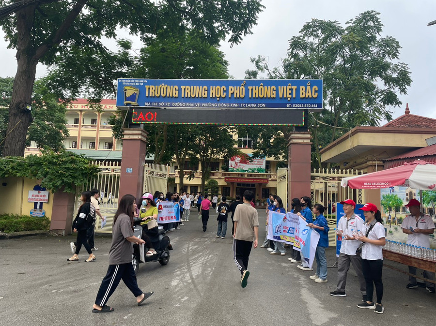 Thí sinh có mặt rất sớm tại các điểm thi.