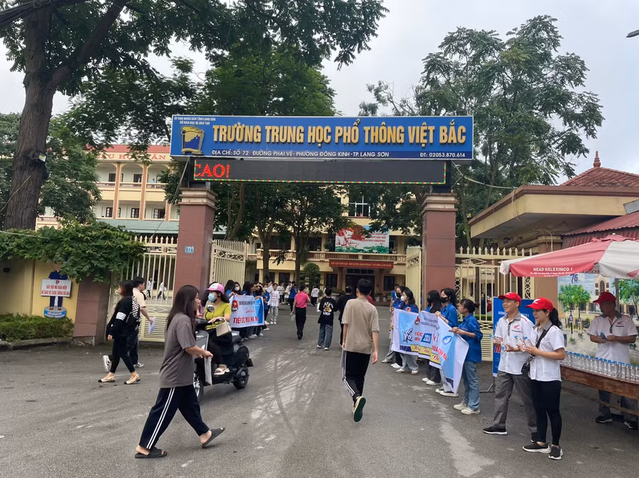 Thí sinh có mặt rất sớm tại các điểm thi.