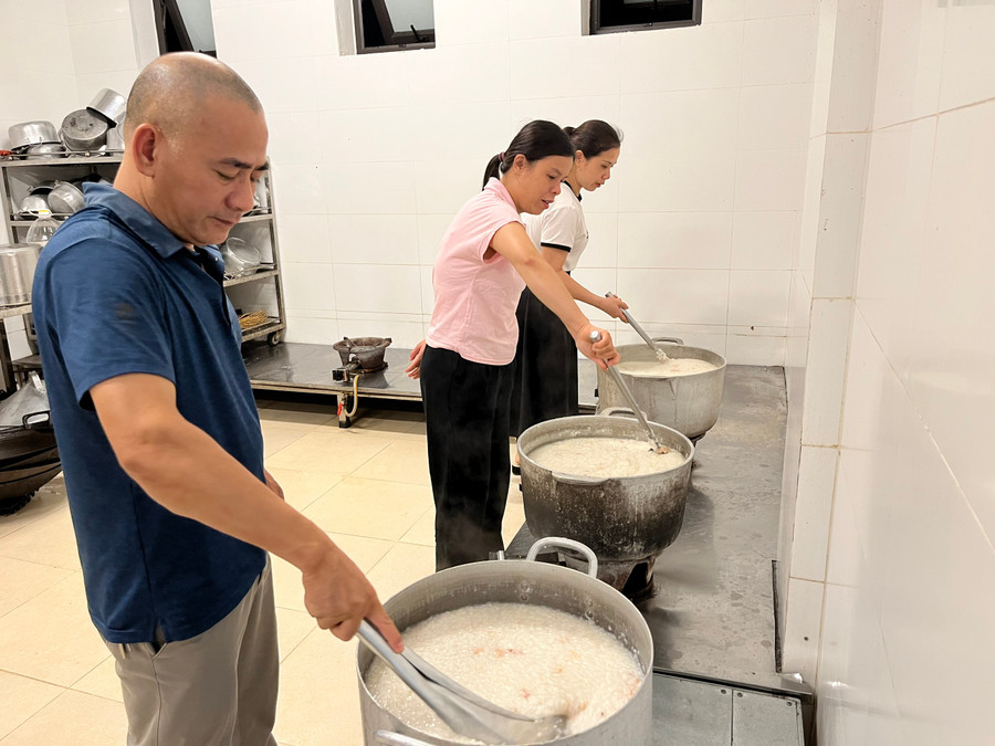 Trong những ngày này, bếp ăn Trường THPT DTNT tỉnh Lạng Sơn luôn đầy ắp tiếng cười nói của thầy cô, mặc dù đã đêm khuya. Được biết, trong thời gian diễn ra kỳ thi, mỗi tối bếp ăn của nhà trường luôn tổ chức nấu nhiều nồi cháo lớn để phục vụ cho học trò ăn khuya.