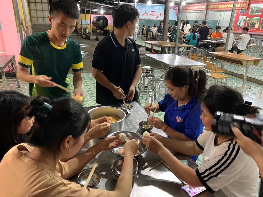 Sau khi đọc lại bài một lúc, các cô học trò Trường THPT Số 1 Bắc Hà cùng nhau ăn mỳ, trứng đêm mà thầy cô đã chuẩn bị.