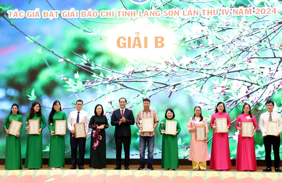 Nhà báo Ngô Chuyên (thứ 4 từ trái sang) - Báo Giáo dục và Thời đại, đại diện nhóm tác giả nhận giải B.