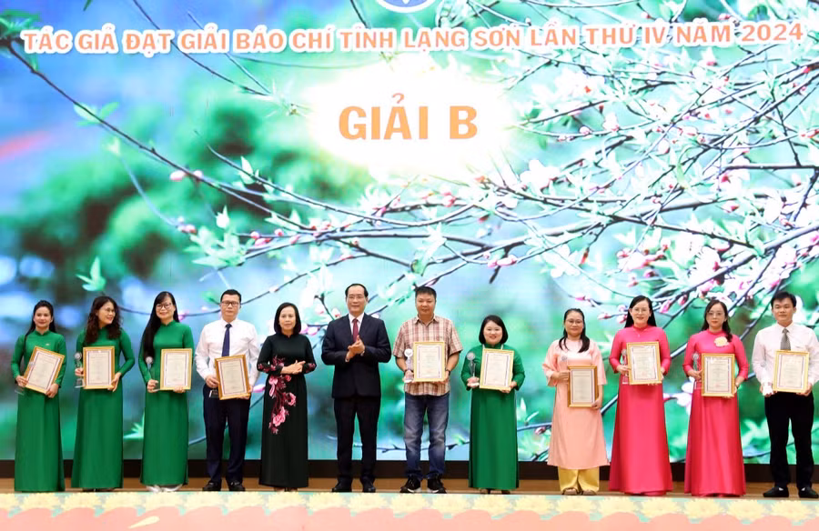 Nhà báo Ngô Chuyên (thứ 4 từ trái sang) - Báo Giáo dục và Thời đại, đại diện nhóm tác giả nhận giải B.